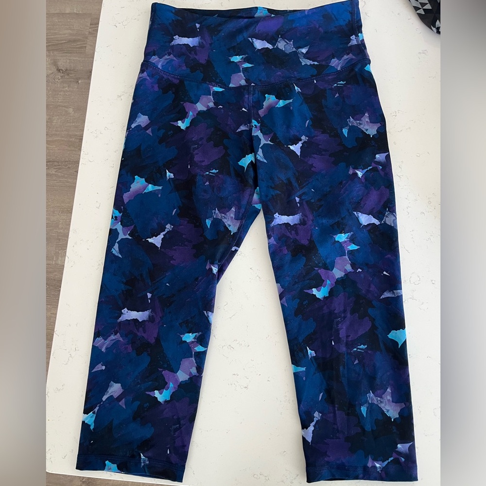 Old Navy work out capris, size Large, EUC